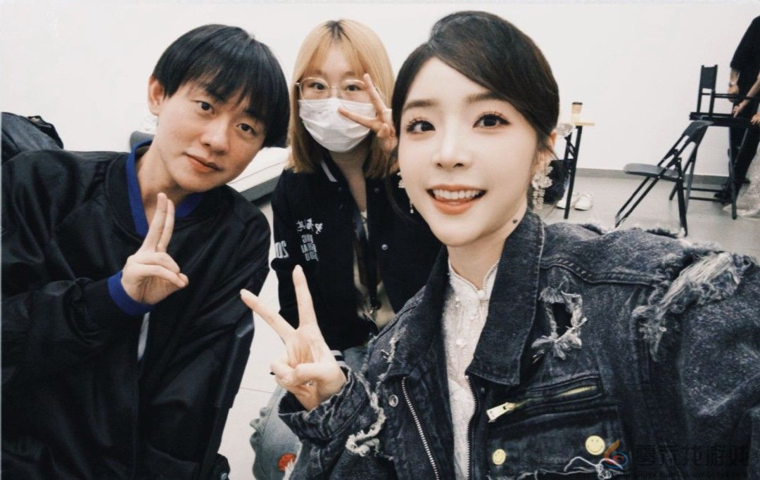 《英雄联盟》美女主持人晒选手合照 深情告别S15(图5)